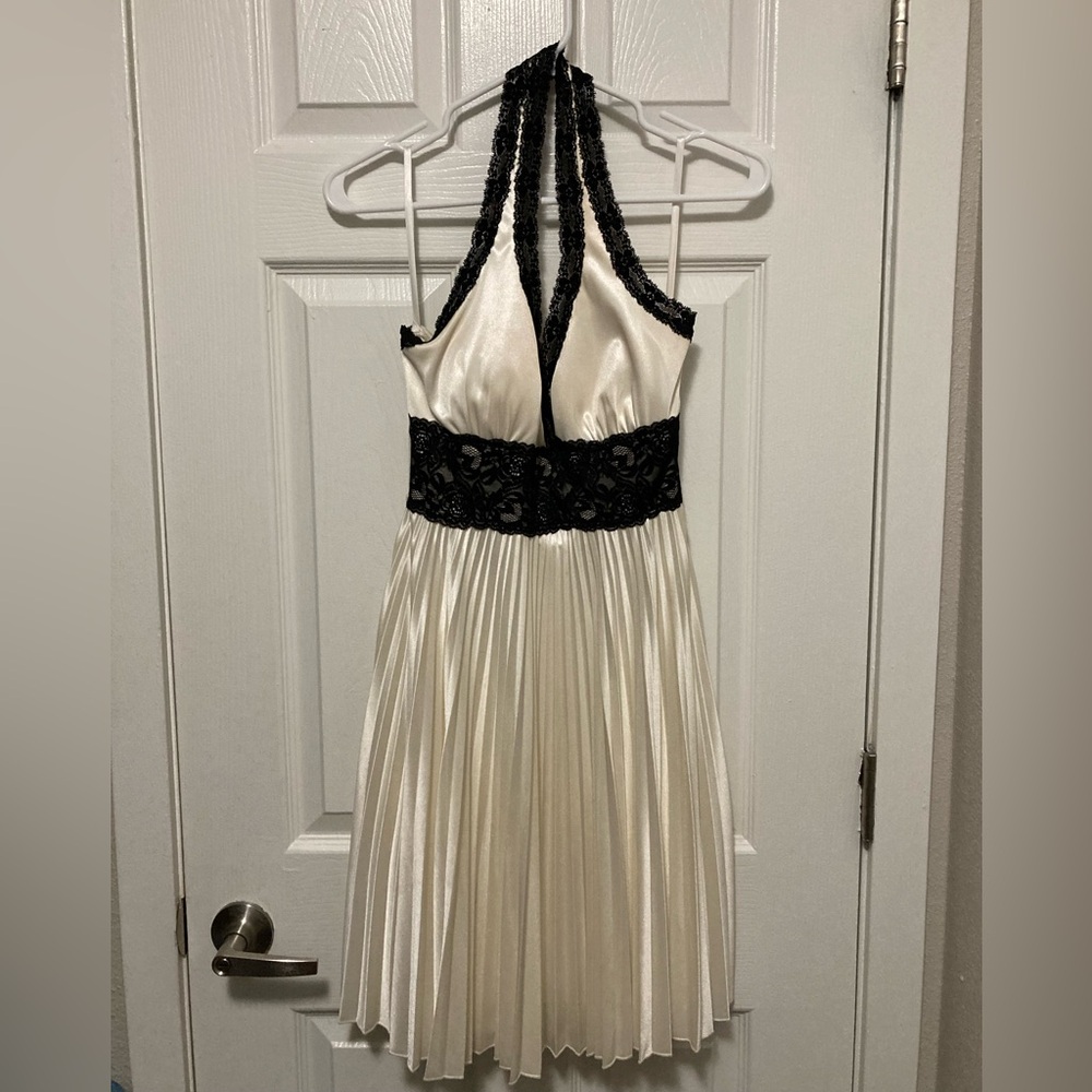 *Taboo Vintage Ivory Satin Halter Pleated Black Lace Accent Small Midi Dress #V